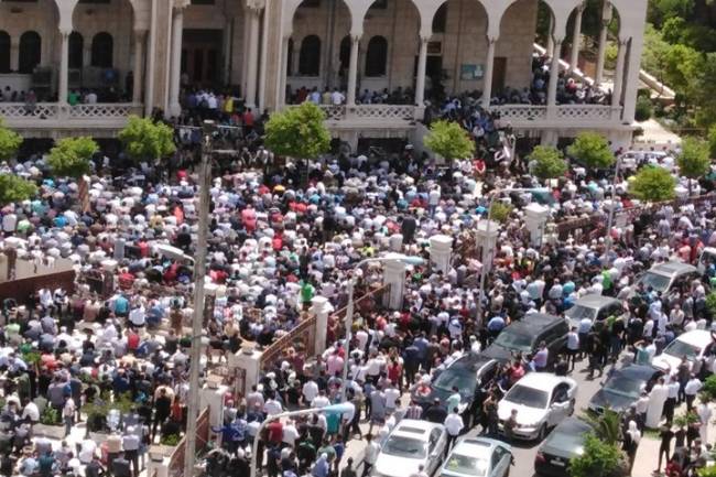 عشرات الآلاف يشاركون بصلاة الجنازة على روح الداعية فتحي الصافي 