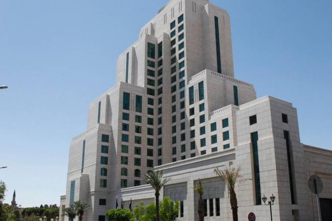 بعد العقوبات الامريكية عليه .. سلسلة  فورسيزونز تلغي إدارتها لفندقها بدمشق 