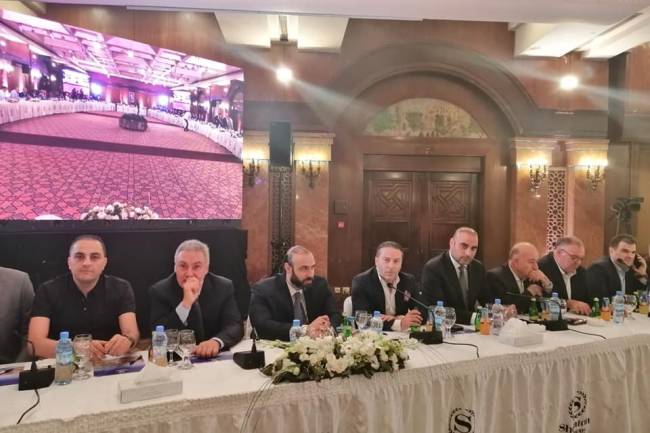 الدولار يبدأ بالتراجع ورجال الأعمال مستعدين لضخ مبالغ تصل لـ500 مليون دولار 