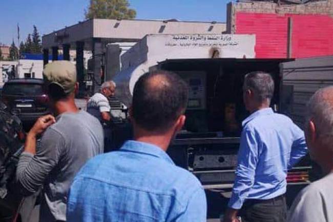 الدباس : وضع خمس صهاريج بنزين بالقرب من محطات الوقود لتخفيف الازدحام 