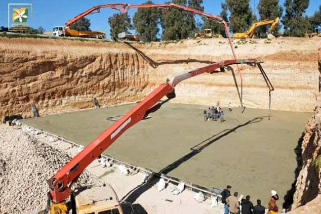 البدء بصب الطبقة البيتونية لأول أبراج السكن البديل ل لم