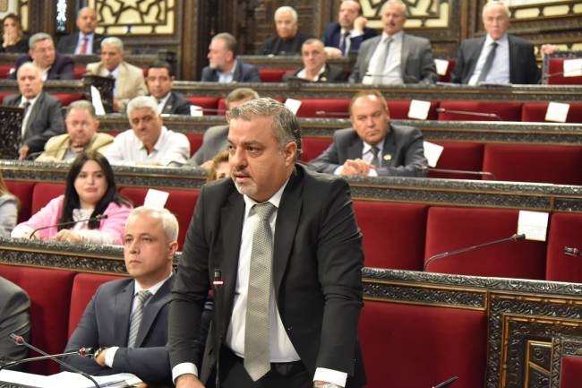 مجلس الشعب يقر مشروع قانون بإعفاء المواد الأولية المستوردة للصناعيين من كافة الضرائب والرسوم المفروضة على الاستيراد