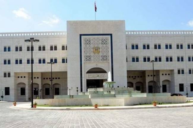 نحو 100 تاجر وصناعي في ضيافة رئاسة الحكومة والتركيز عل استمرار تدفق المواد الأساسية للأسواق ..أكرم الحلاق : التوافق على رفع مدة اجازة الاستيراد لسنة للصناعيين و6 أشهر للتجار ..تقي الدين :  الاتفاق على تقديم مذكرة للمطالب المشتركة لدى الصناعيين والتجار ليتم دراستها والعمل على تلبية المحق منه