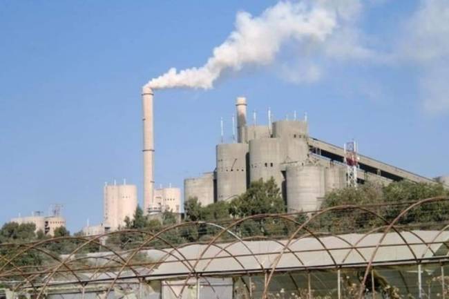 صناعة الإسمنت في سورية مهددة بالتوقف.. سعر الطن في السوق السوداء يصل لمليون ليرة 