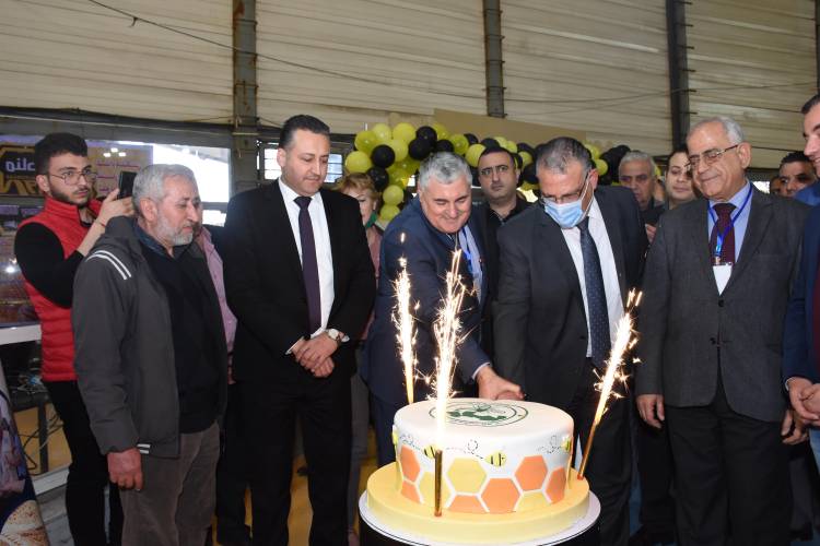 بمشاركة عشرات النحالين وبتخفيضات تصل إلى 25%.. افتتاح مهرجان العسل الثالث بدمشق 