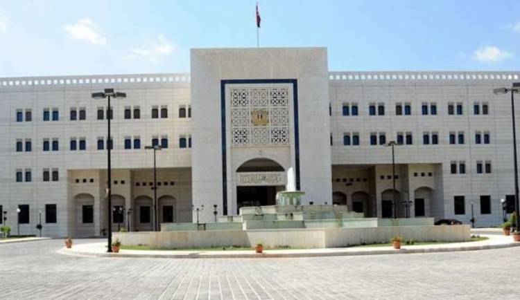 نحو 100 تاجر وصناعي في ضيافة رئاسة الحكومة والتركيز عل استمرار تدفق المواد الأساسية للأسواق ..أكرم الحلاق : التوافق على رفع مدة اجازة الاستيراد لسنة للصناعيين و6 أشهر للتجار ..تقي الدين :  الاتفاق على تقديم مذكرة للمطالب المشتركة لدى الصناعيين والتجار ليتم دراستها والعمل على تلبية المحق منه